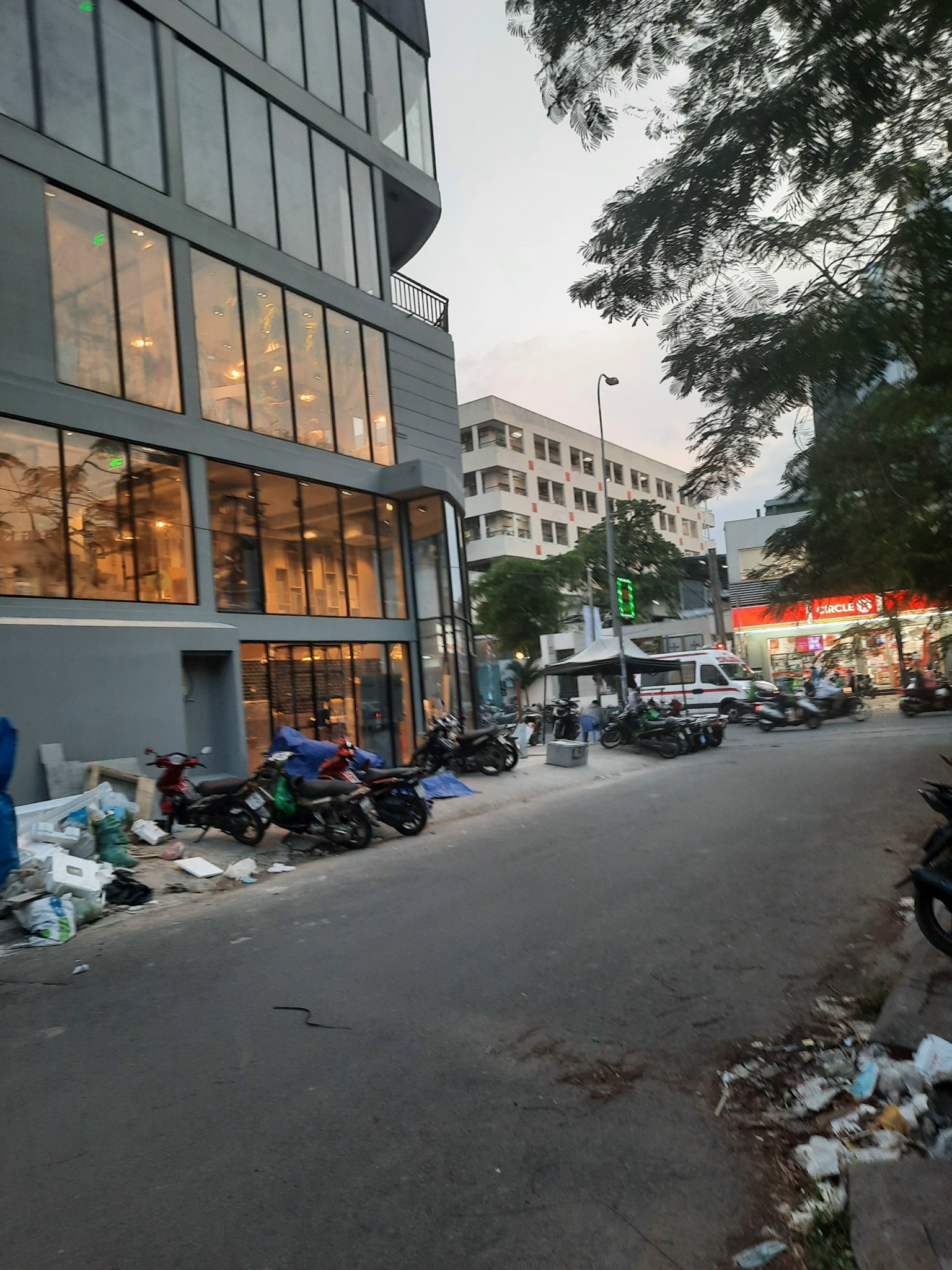 Cho thuê Nhà lắp kính đẹp 824 Sư Vạn Hạnh, P12, Q10 - 1trệt 2lầu 8.3x19m