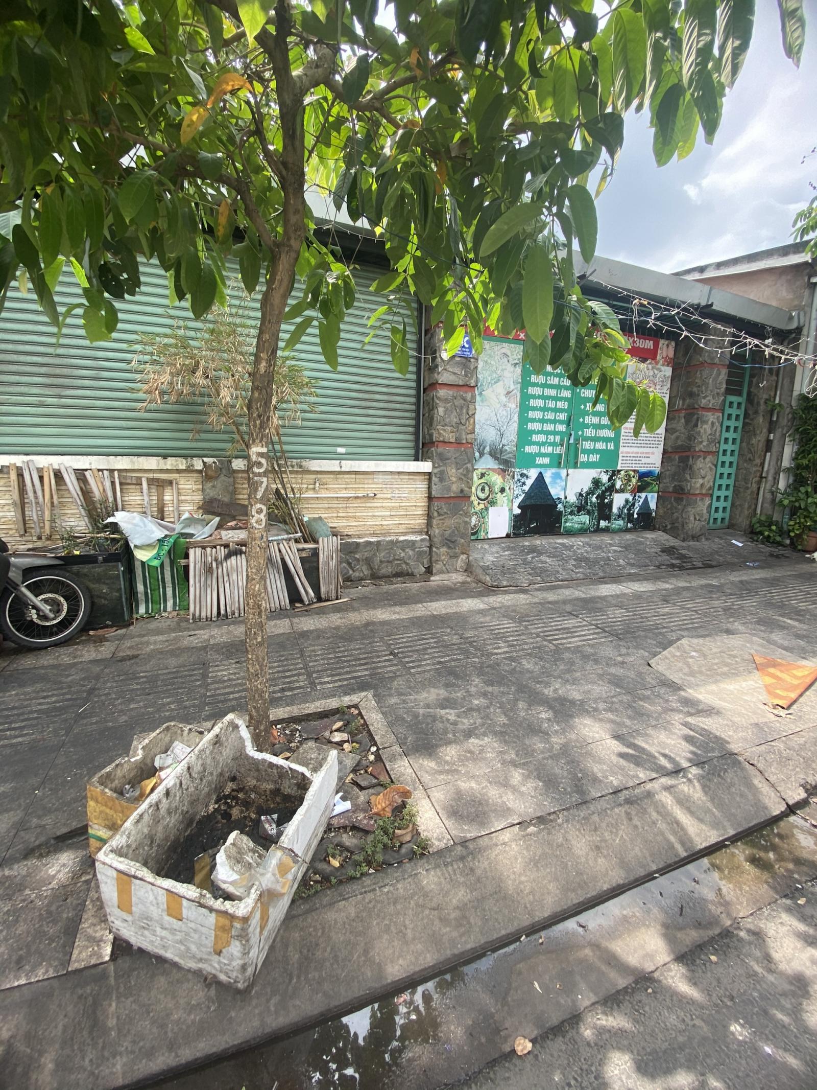 Cho thuê nhà mặt tiền đường Kênh Tân Hóa, Phường Phú Trung, Quận Tân Phú.
