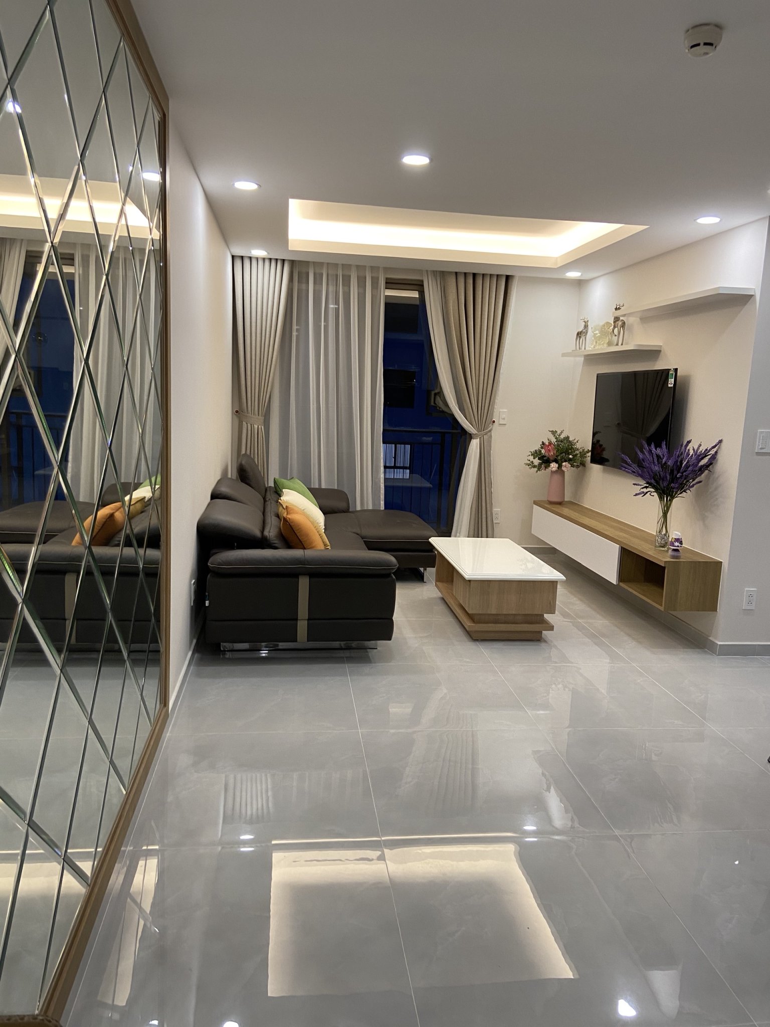 Cho thuê gấp căn hộ Sky Garden 3, PMH,Q7, 2PN, 3PN, nhà đẹp,  giá tốt nhất. LH: 0914241221 Thư 