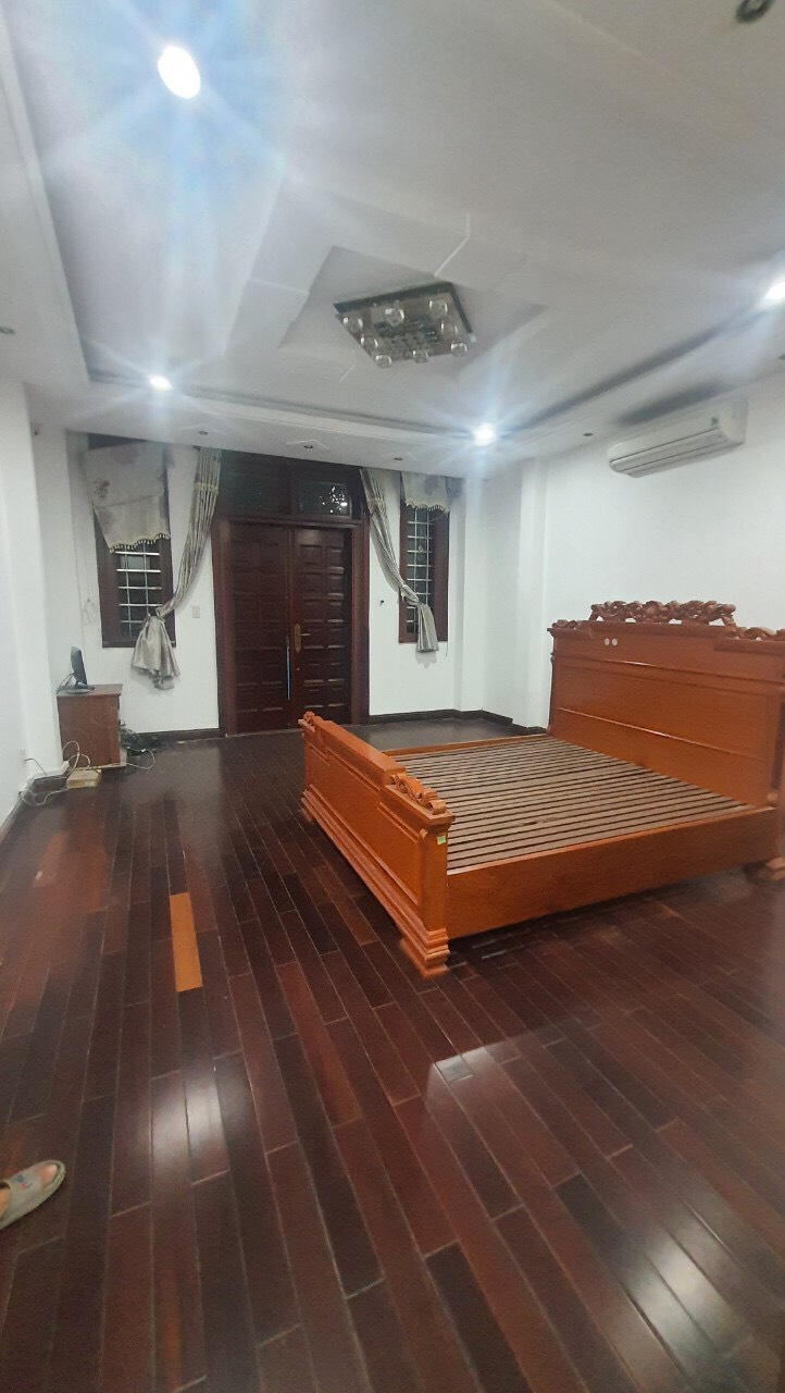 Cho thuê nhà nguyên căn vị trí đẹp tại Phú Nhuận, 6 phòng