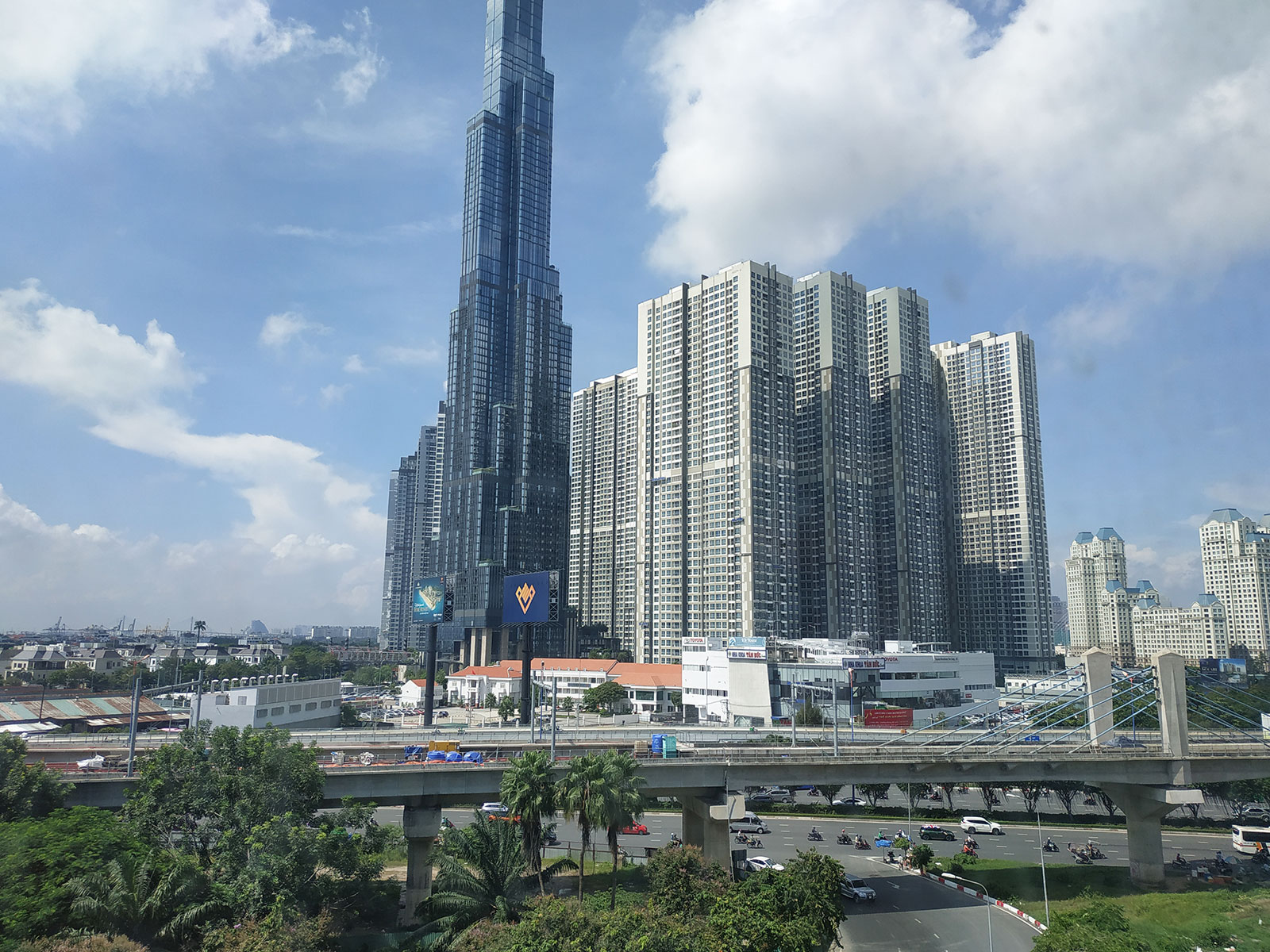 HHMG 80%. Cho thuê văn phòng, mỗi sàn 290m2, tòa nhà mới xây, view công viên, Metro, Landmark 81