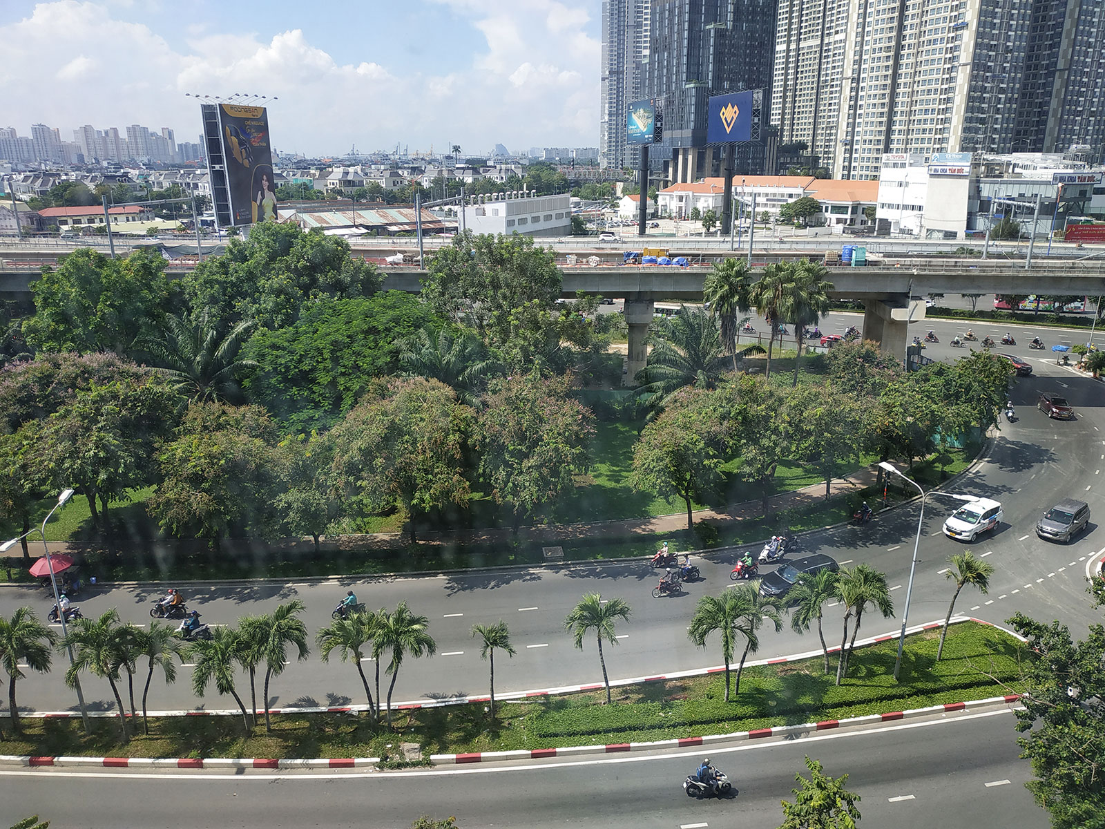 HHMG 80%. Cho thuê văn phòng, mỗi sàn 290m2, tòa nhà mới xây, view công viên, Metro, Landmark 81