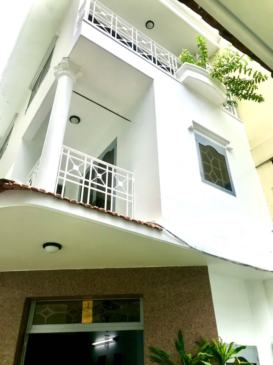 Cho thuê nhà biệt thự hẻm lớn 27a Cao Thắng, P2, Q3, tp.HCM. 