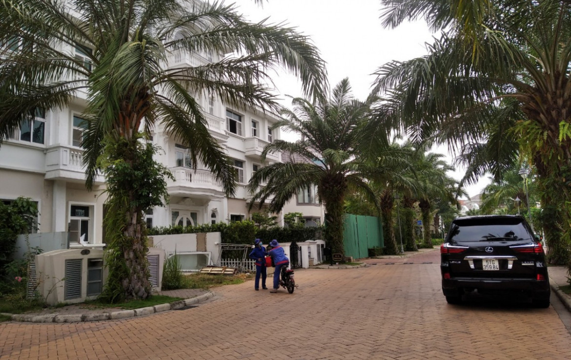 Cho thuê biệt thự song lập Chateau, Phú Mỹ Hưng, Quận 7. DT 350m2, 5PN nhà mới đẹp 100%, giá rẻ nhất thị trường.