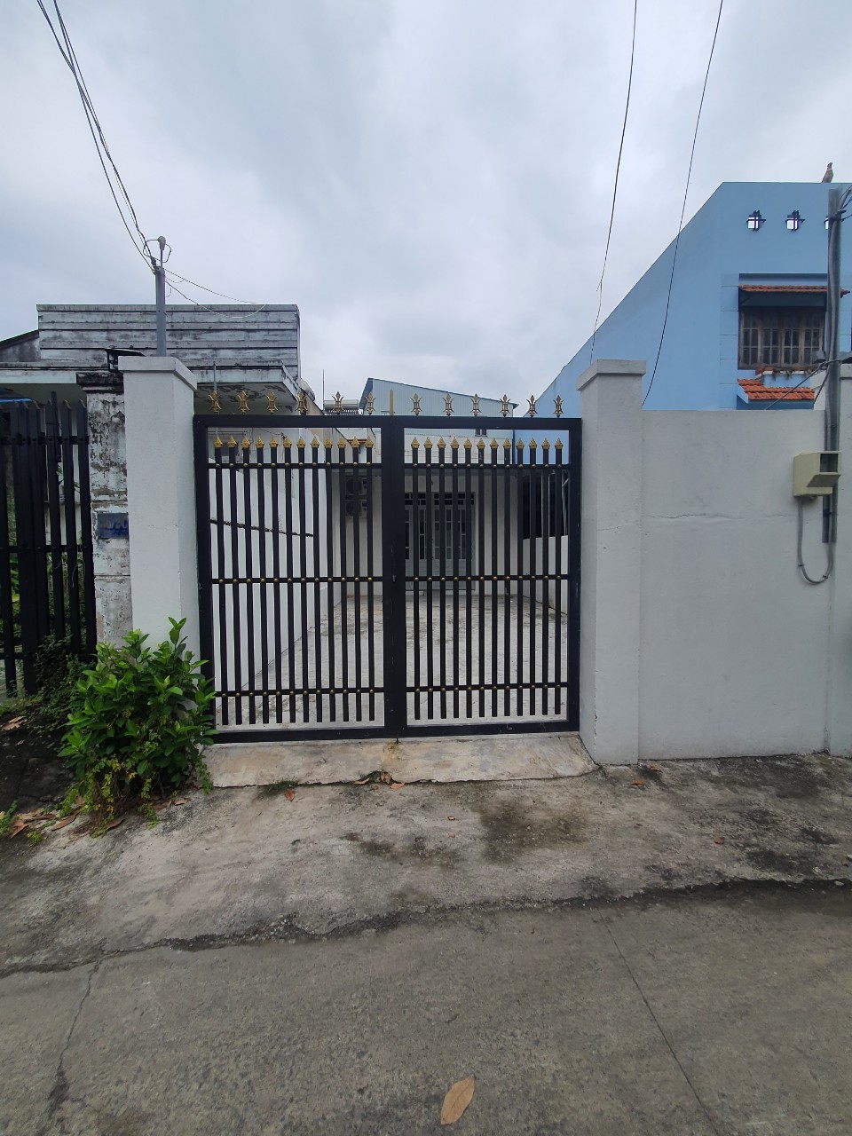 Cho thuê nhà nguyên căn đường số 10 gần Nguyễn Thị Định nhà có sân rộng 2pn wc, đã lắp máy lạnh, dtsd 110m2, Cọc 1 tháng. ☎ 0903034123