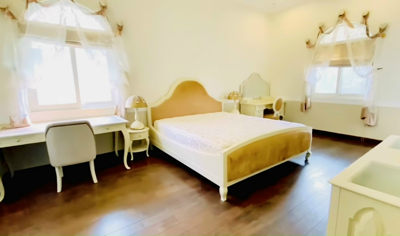 Biệt thự Phú Mỹ Hưng đủ nội thất, an ninh, 4 phòng ngủ cho thuê giá 30 triệu/tháng