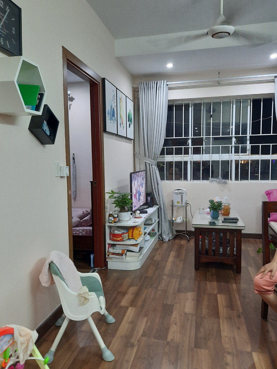Cần cho thuê chung cư Sài Gòn Town 2PN 2WC Nhà có nội thất cơ bản , nhà sạch sẽ