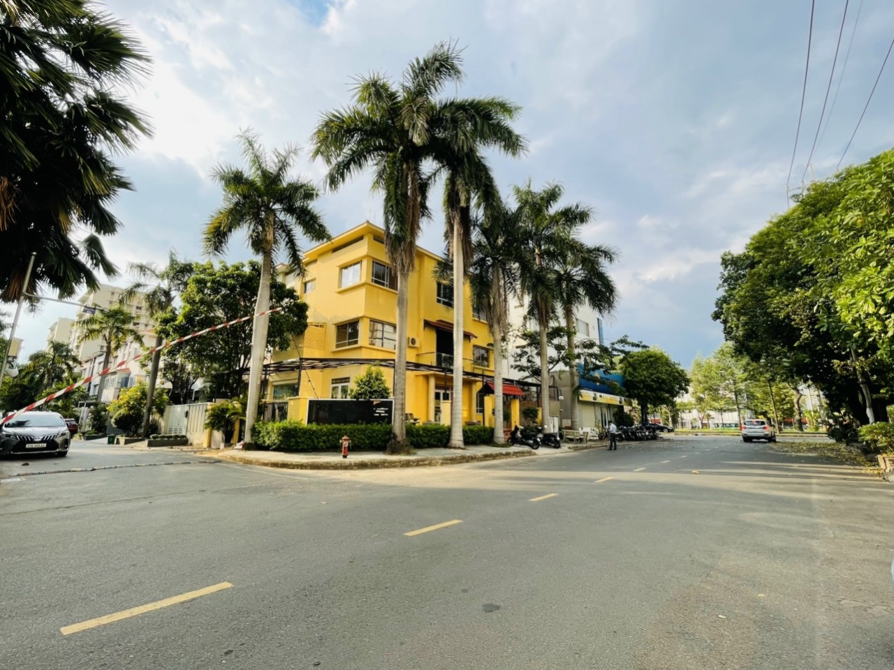 Cần cho thuê nhanh nhà phố góc 2 mặt tiền đường Nguyễn Bính, 11,5x19m, giá 89 triệu/tháng.