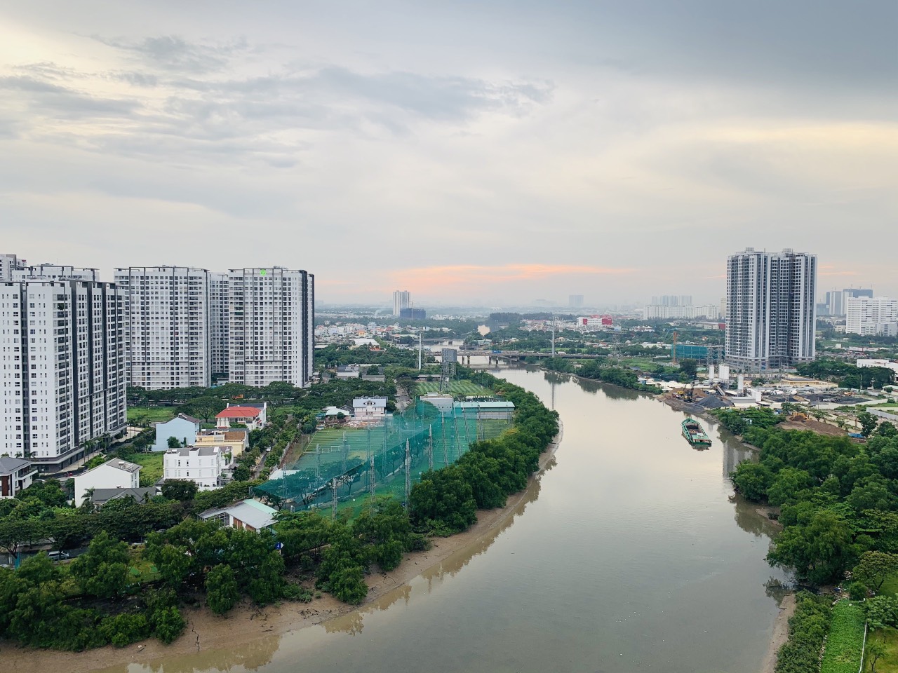 Cho thuê căn hộ Riverpark Premier đường Nguyễn Đức Cảnh, lầu cao view sông, nội thất cao cấp. Giá tốt thị trường