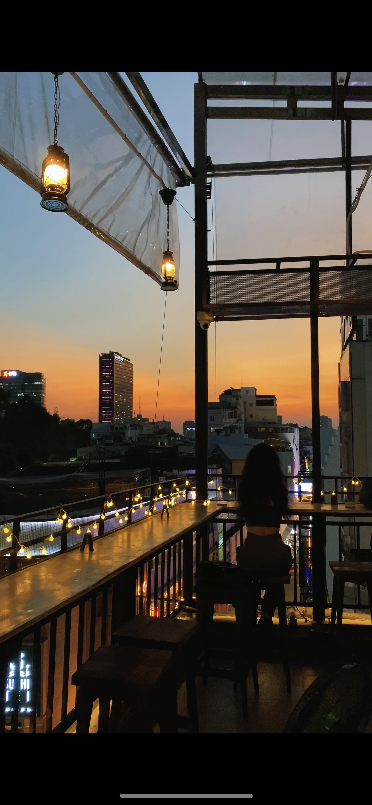 CẦN CHO THUÊ HOẶC SANG NHƯỢNG LẠI QUÁN ROOFTOP TẠI QUẬN 1