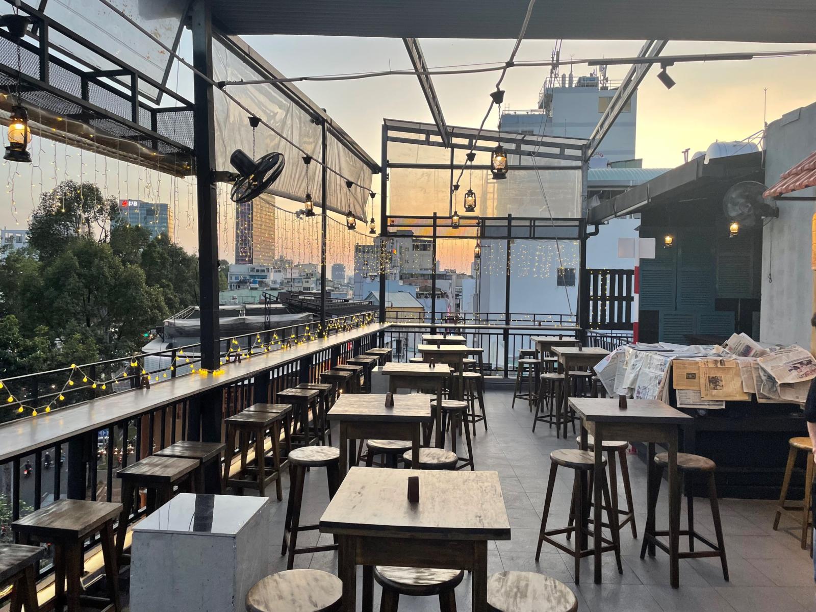 CẦN CHO THUÊ HOẶC SANG NHƯỢNG LẠI QUÁN ROOFTOP TẠI QUẬN 1