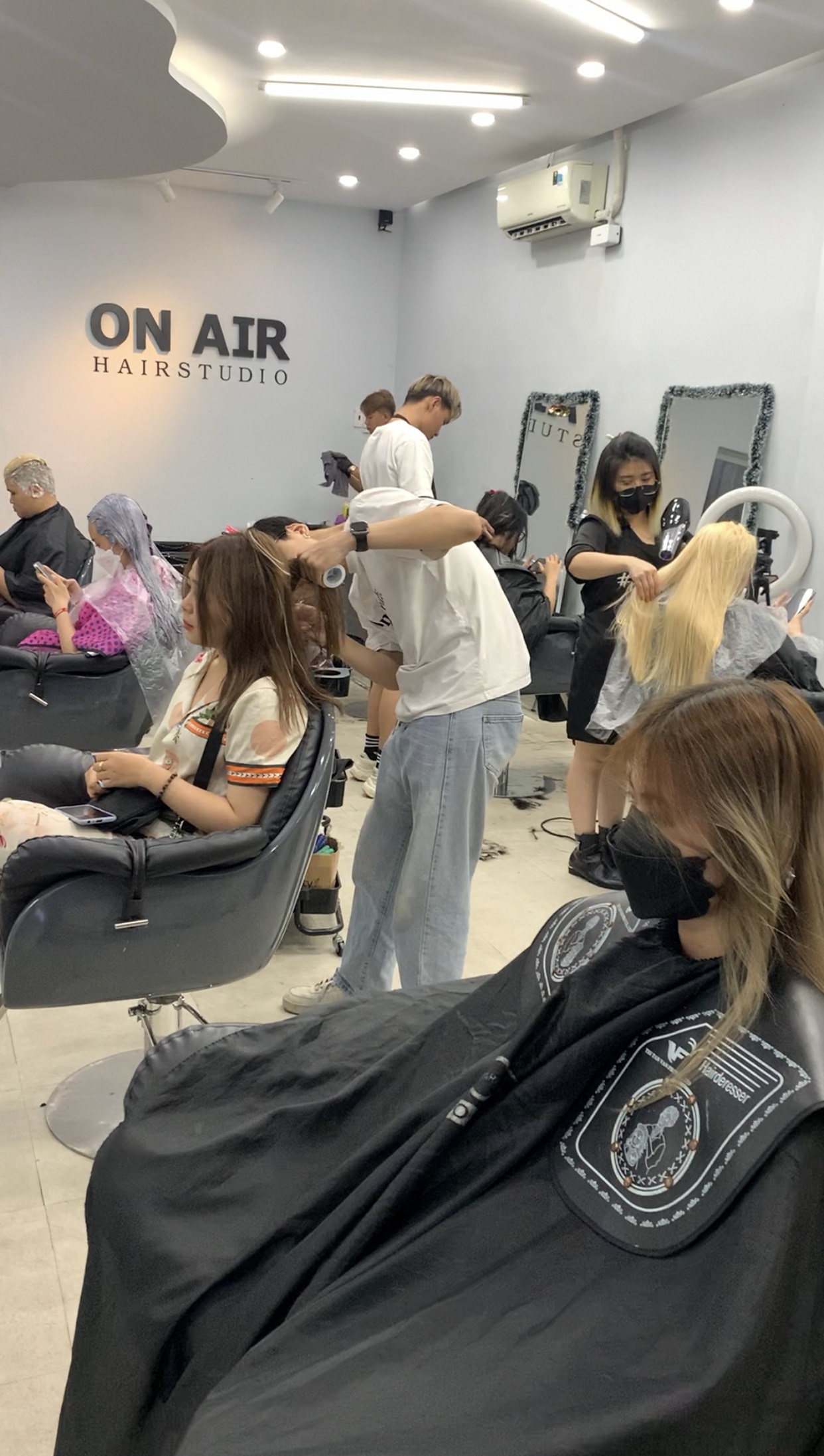 Cần sang lại tiệm tóc 205/1 Nguyễn Trãi,Phường Nguyễn Cư Trinh. Quận 1, Thành phố Hồ Chí Minh