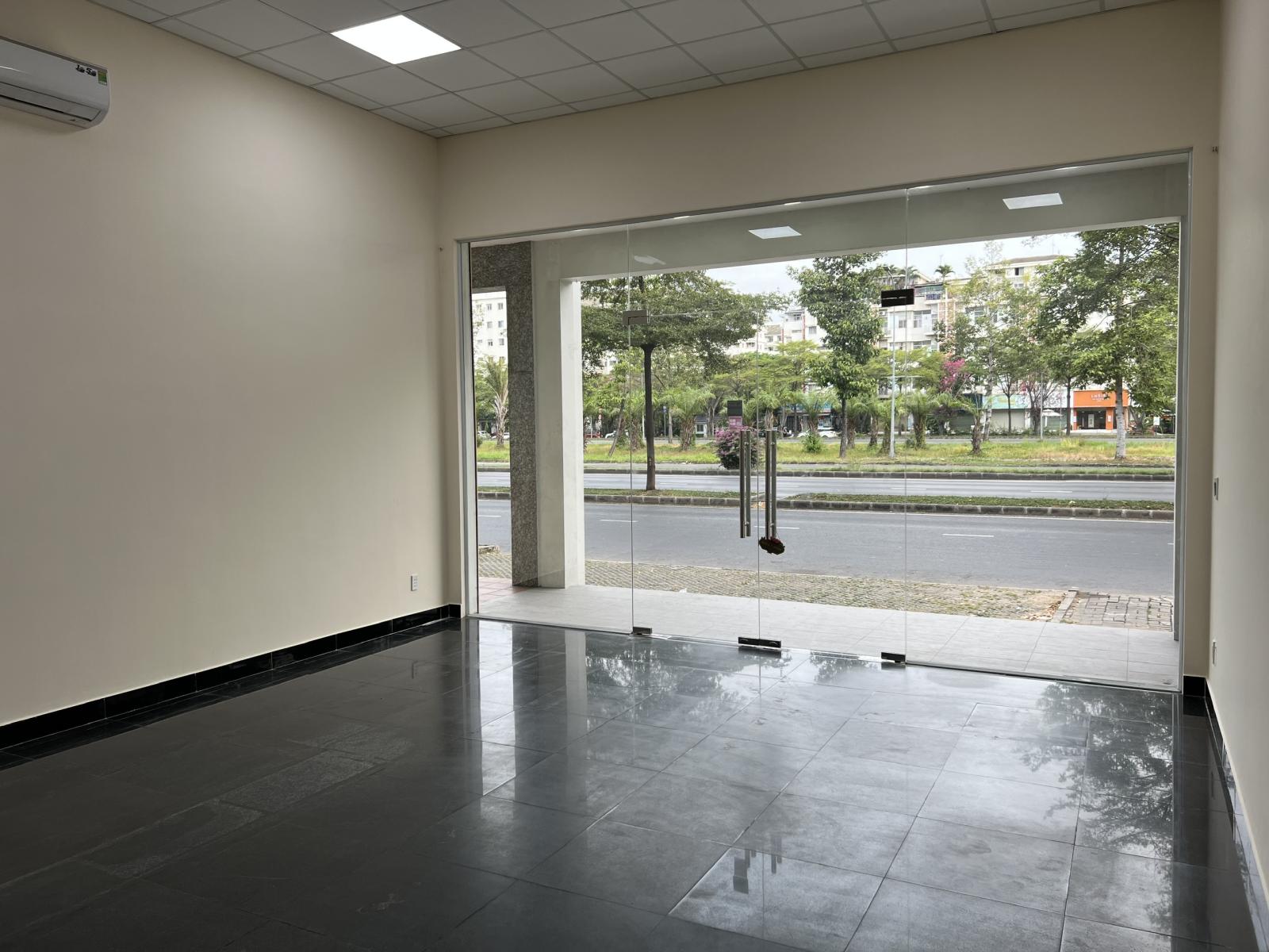 Cho thuê nhà phố mặt tiền đường Nguyễn Văn Linh, giá 50 triệu
