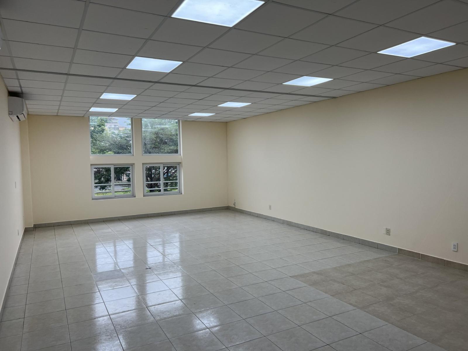 Cho thuê nhà phố mặt tiền đường Nguyễn Văn Linh, giá 50 triệu