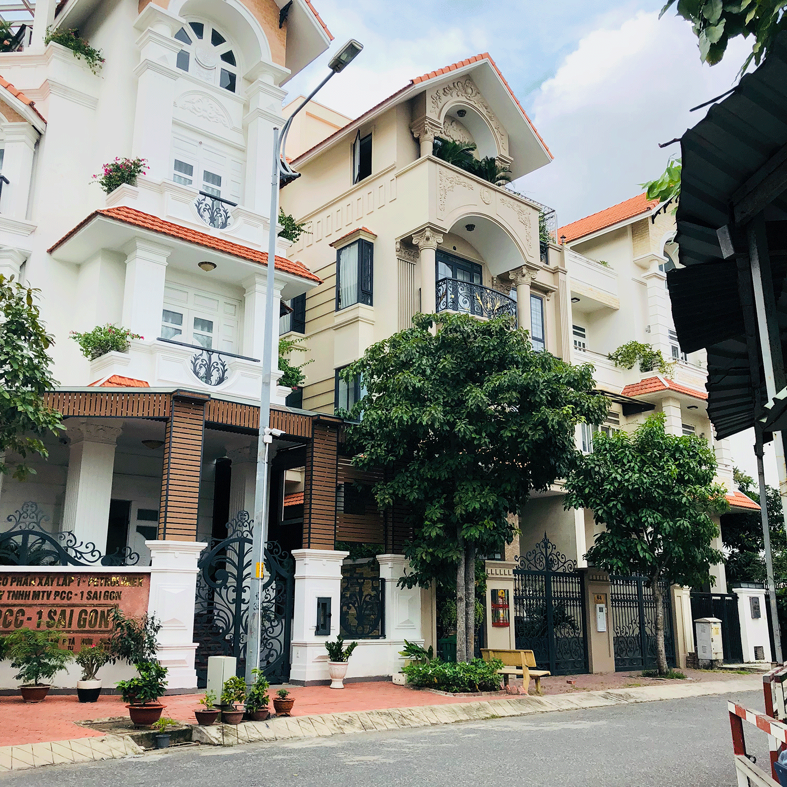 Nhà phố Him Lam đường Nguyễn Thị Thập Quận 7 gần Lotte, dt 5x20m có thang máy giá 60tr/th LH 0942.44.3499