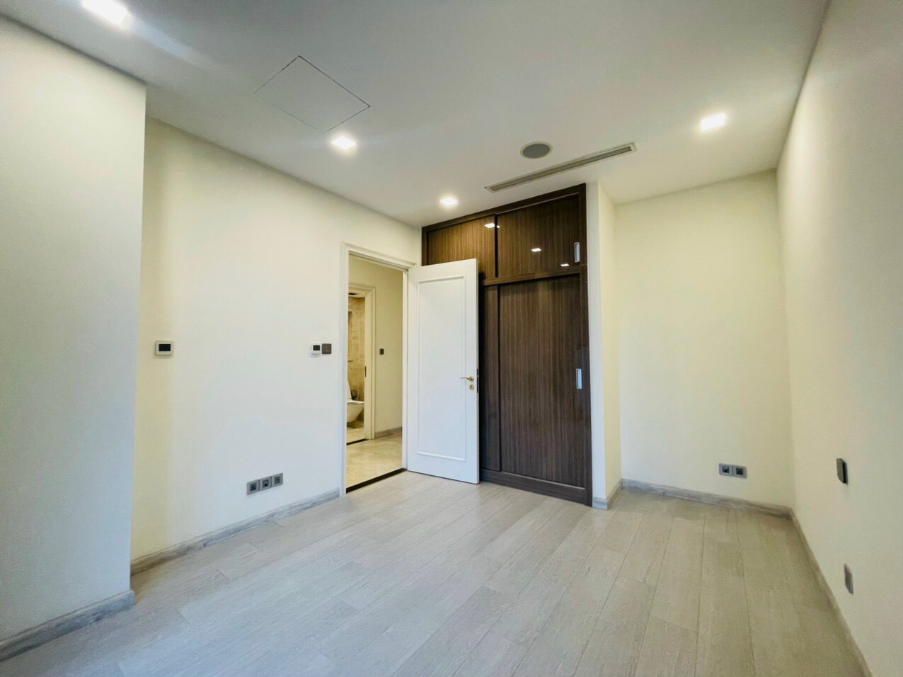 Cho thuê căn hộ Vinhomes Golden River Bason, Nội Thất cơ bản như y. Giá 16 Triệu/tháng. LH: 0982.363.707