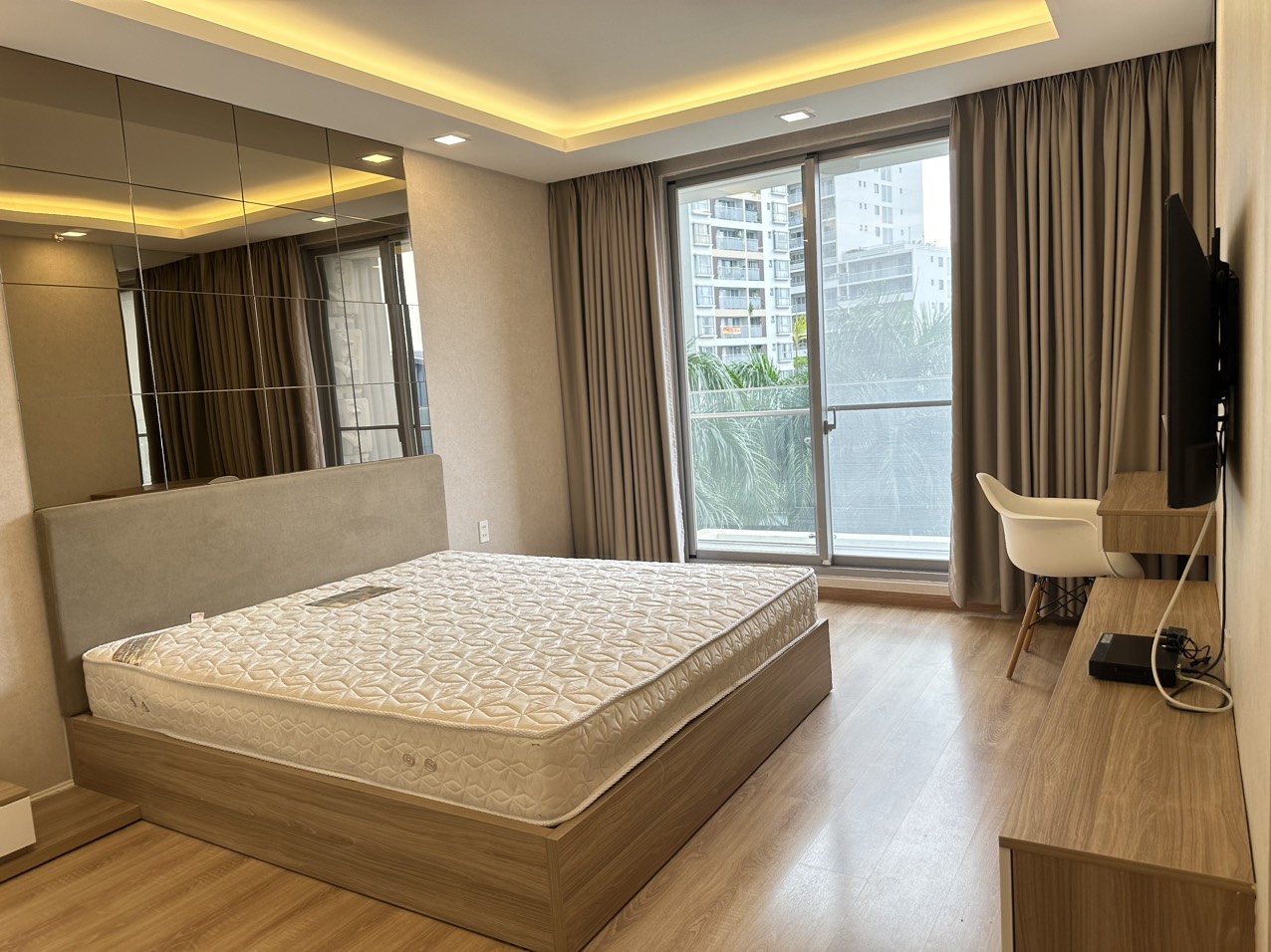 Cho thuê CHCC Green Valley, DT 125m2, 03PN, 02WC, nhà đẹp, giá 1.350$/tháng