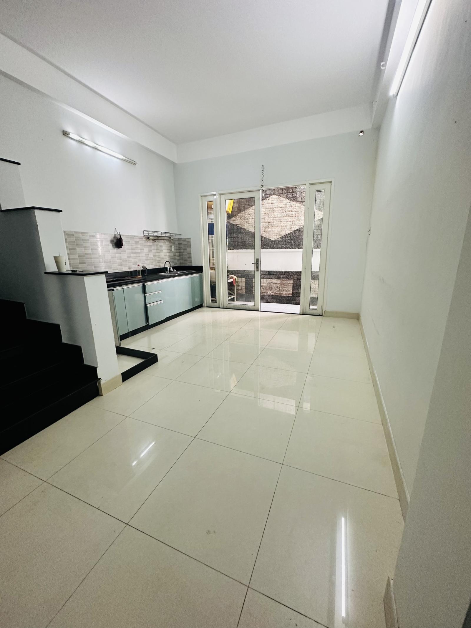 HXH Phan Văn Trị 4x17. Trệt 3Lầu, 5P, 3Wc. Đối diện Emart. 