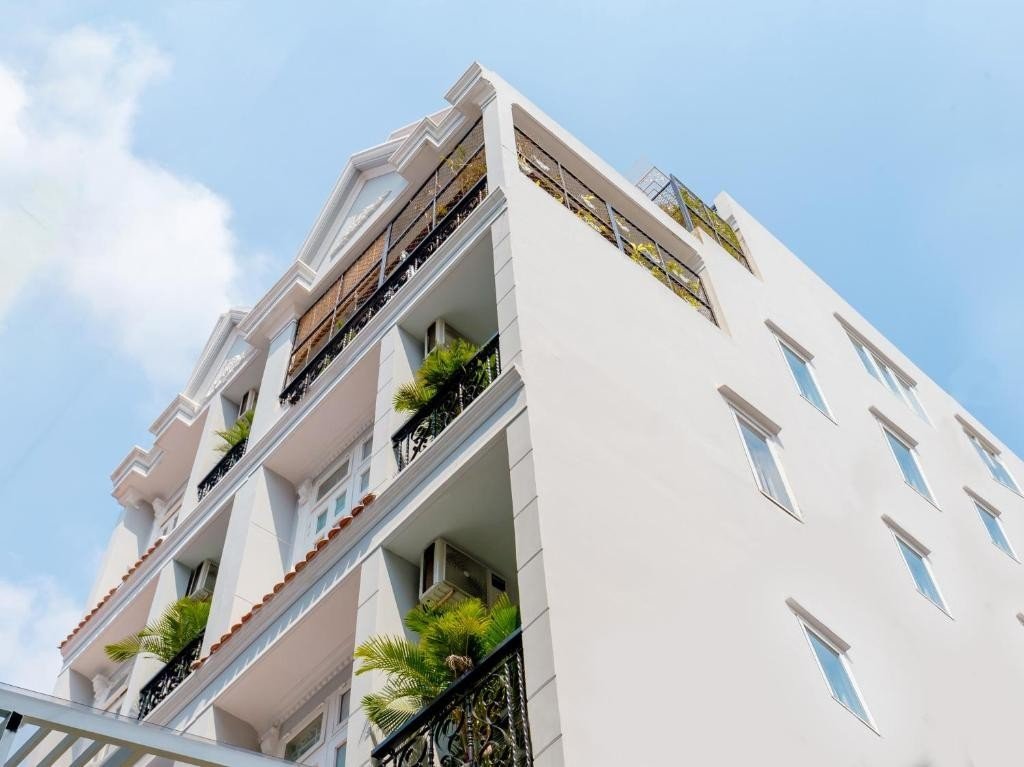 Giá RẺ 45tr! Cho thuê ngay MT phường Tân Định, Quận 1 - ngang LỚN 8x20m - hầm 5 lầu.