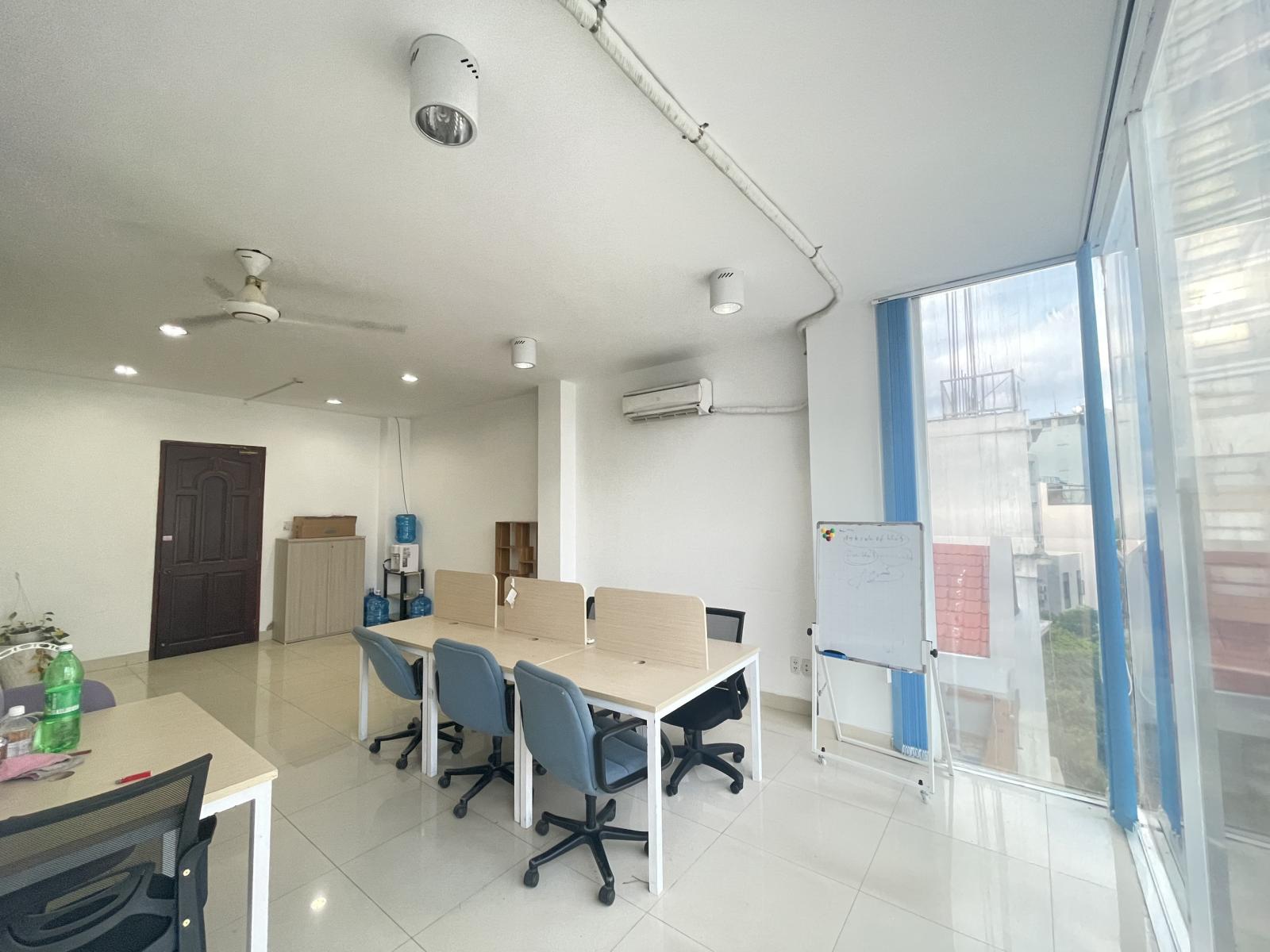 Chính chủ cho thuê văn phòng 40m2 có bàn ghế, view thoáng ở Yên Thế, P2, Tân Bình