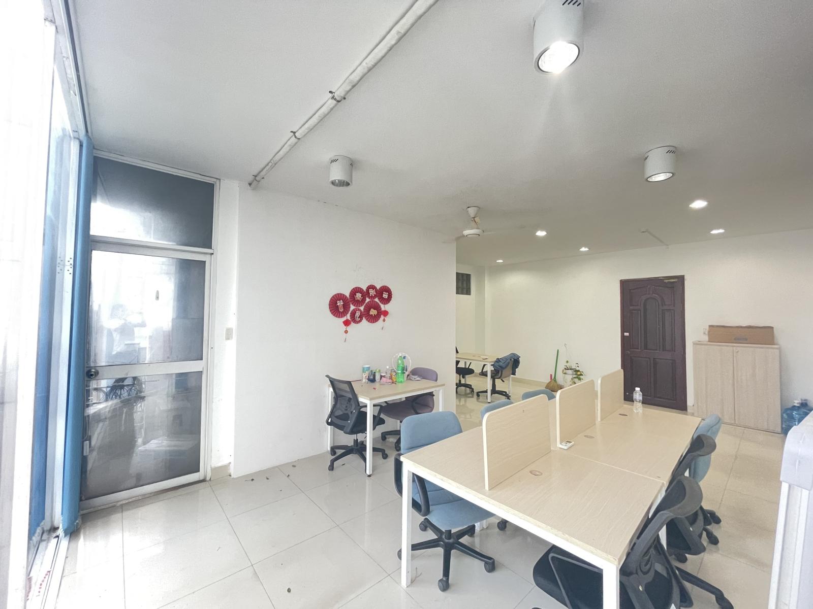 Chính chủ cho thuê văn phòng 40m2 có bàn ghế, view thoáng ở Yên Thế, P2, Tân Bình
