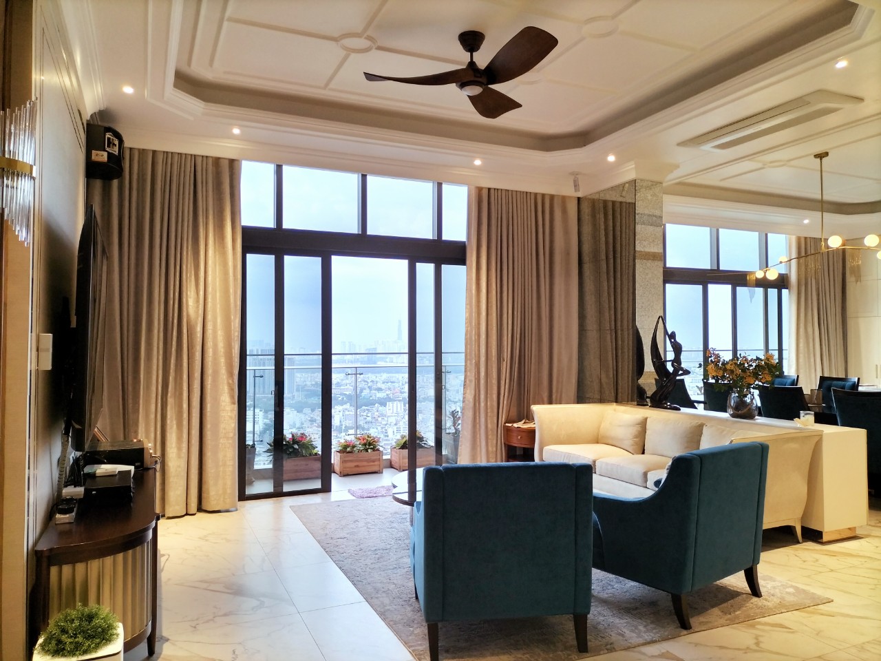 Cho thuê Penthouse The View -Riviera Ponit dt 304m2 nhà rất đẹp giá 4500$/tháng. lh: 0909168890