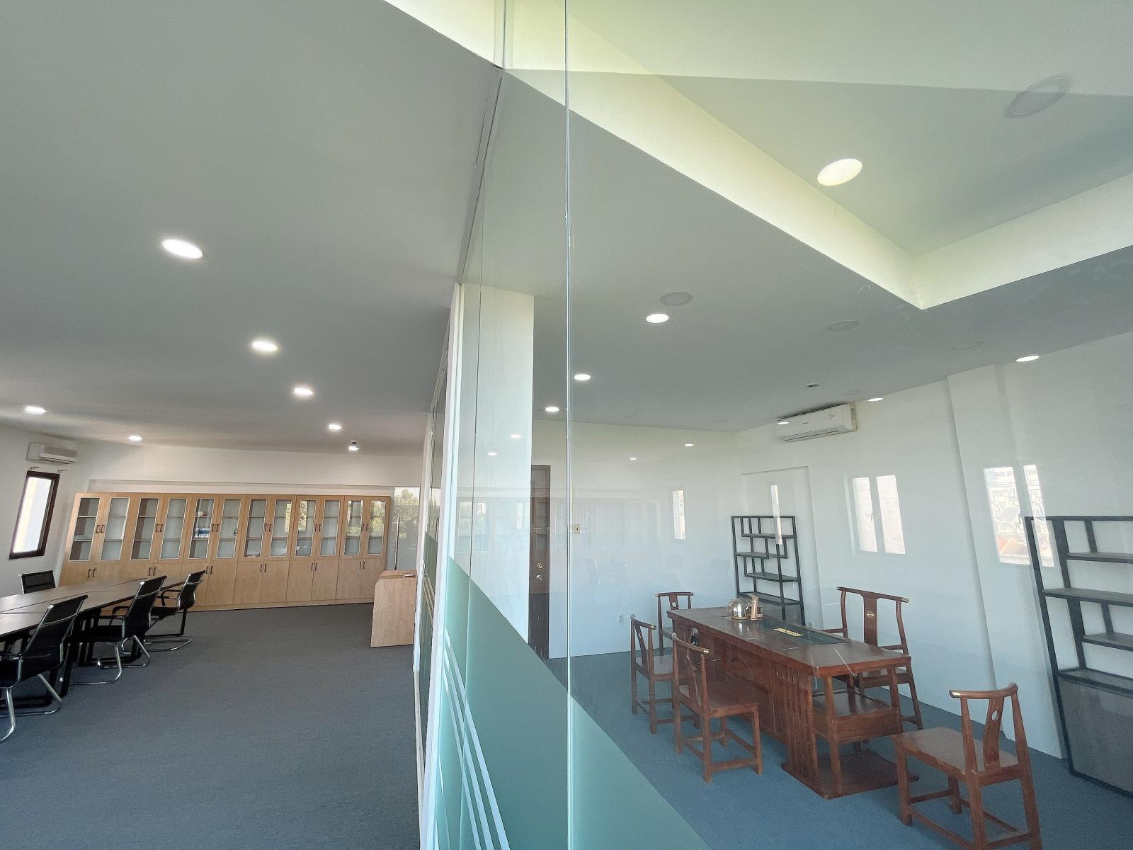 Cho thuê văn phòng sàn 90m2 view kính, cửa sổ, ban công ngay khu sân bay Tân Bình