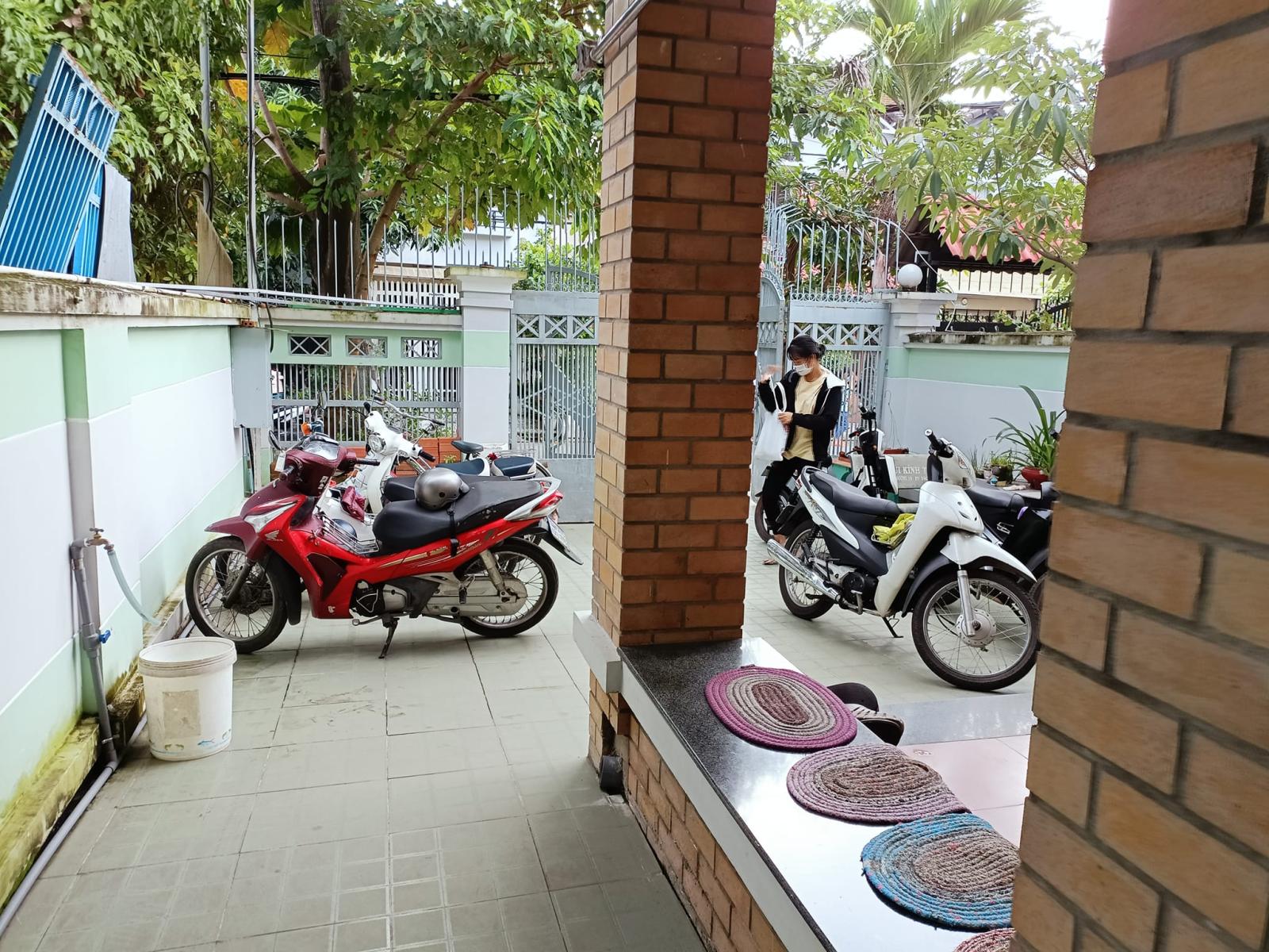Nhà mặt tiền 2 Tầng phong cách Biệt Thự sinh thái, có sân để xe hơi trong nhà, Bình Hưng Bình Chánh