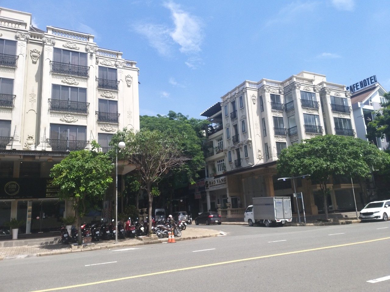 Cần cho thuê khách sạn mặt tiền đường lớn gần Bùi Bằng Đoàn, Phú Mỹ Hưng, Quận 7.