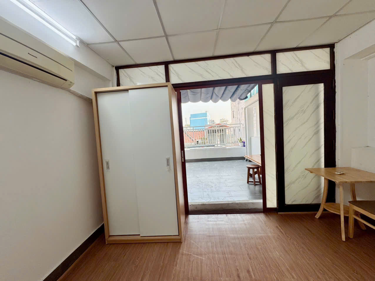 CHO THUÊ CHDV NGAY TRUNG TÂM QUẬN 1 ĐẦY ĐỦ TIỆN ÍCH, Ở NGAY. LH:0355640978