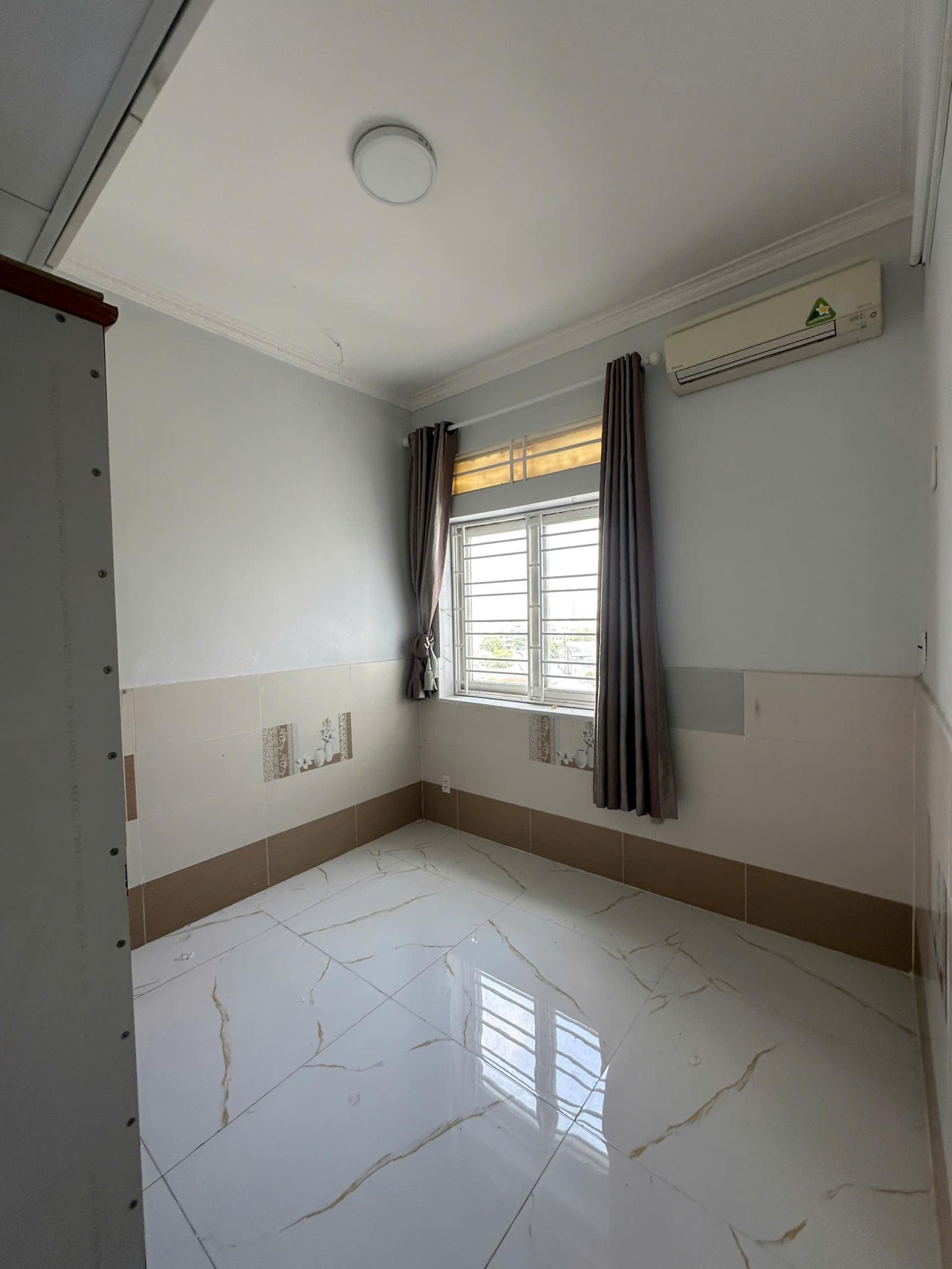 Cho thuê căn hộ chung cư tại Dự án Chung cư 312 Lạc Long Quân, Quận 11, diện tích 64m2 giá 8 Triệu/tháng