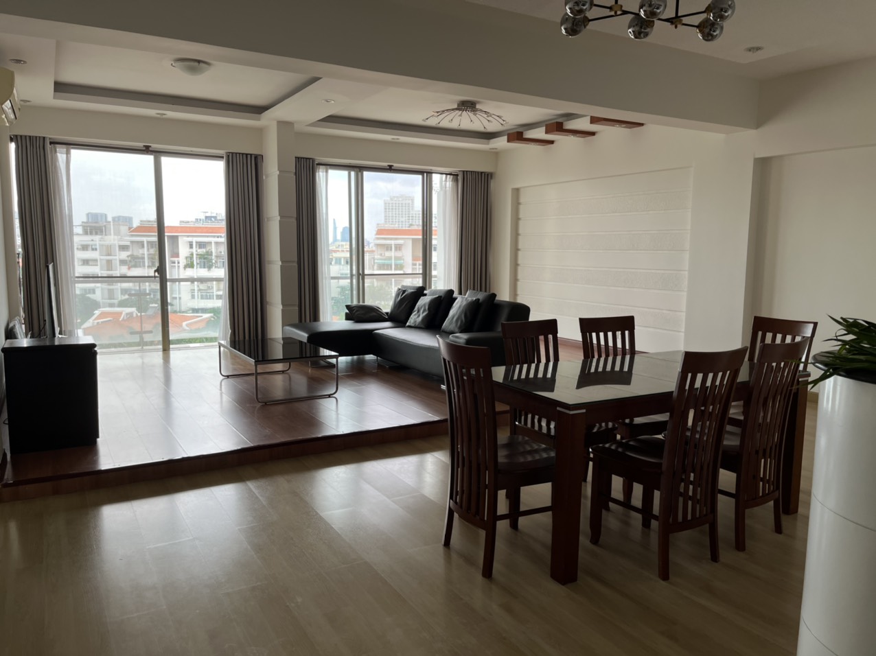 Cần cho thuê nhanh căn hộ Garden Plaza 1 PMH dt150m2, 3pn full nội thất, ban công giá 28 triệu